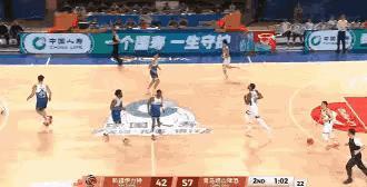 在今天青岛崂山啤酒客场挑战新疆伊犁特的比赛中，发生了让人瞠目结舌的一幕。当时比赛