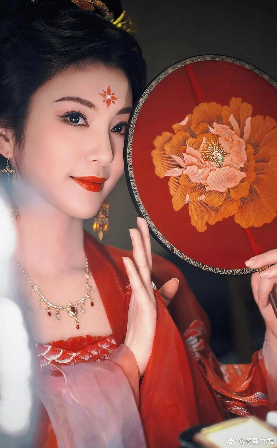 内娱需要这样养眼的古装扮相连夜狂刷李云霄古装物料！舞台片段扮相混剪看不够，眉眼飒