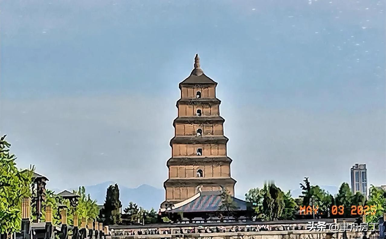 晨观朝霞雁塔红。