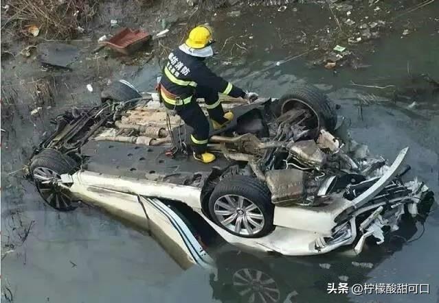 沈阳暴雨中，一辆宾利被吊车悬于半空，旁边普通车辆却泡在水里，画面令人唏嘘。

车