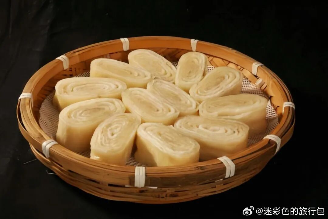 不愧天下湘菜半出湘潭！全莲宴、糖色红亮的红烧肉、码头水煮活鱼鲜辣入味，石磨米粉、