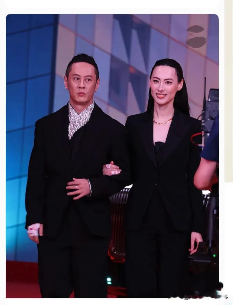 今晚心里最不是滋味的，大概就是李泽楷了。
 
梁洛施直接带着男友马浴柯亮相公开活