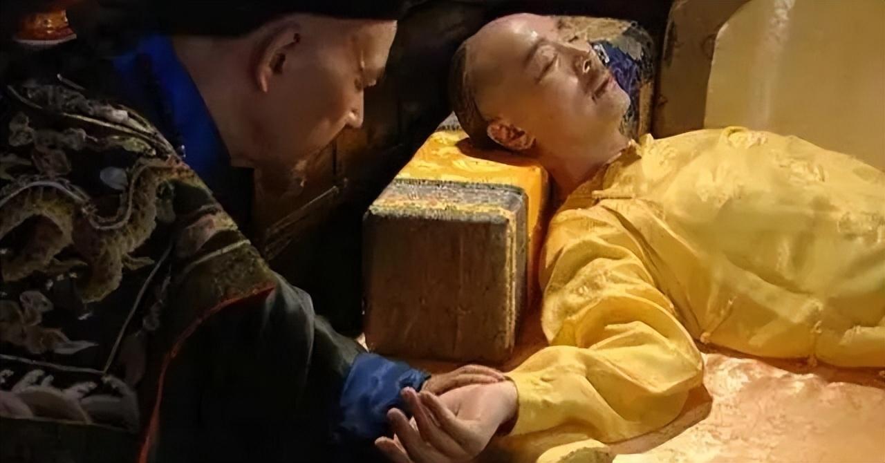 1735年10月8日深夜，圆明园的灯火还亮着，可园子里已经乱作一团。 
 
不是