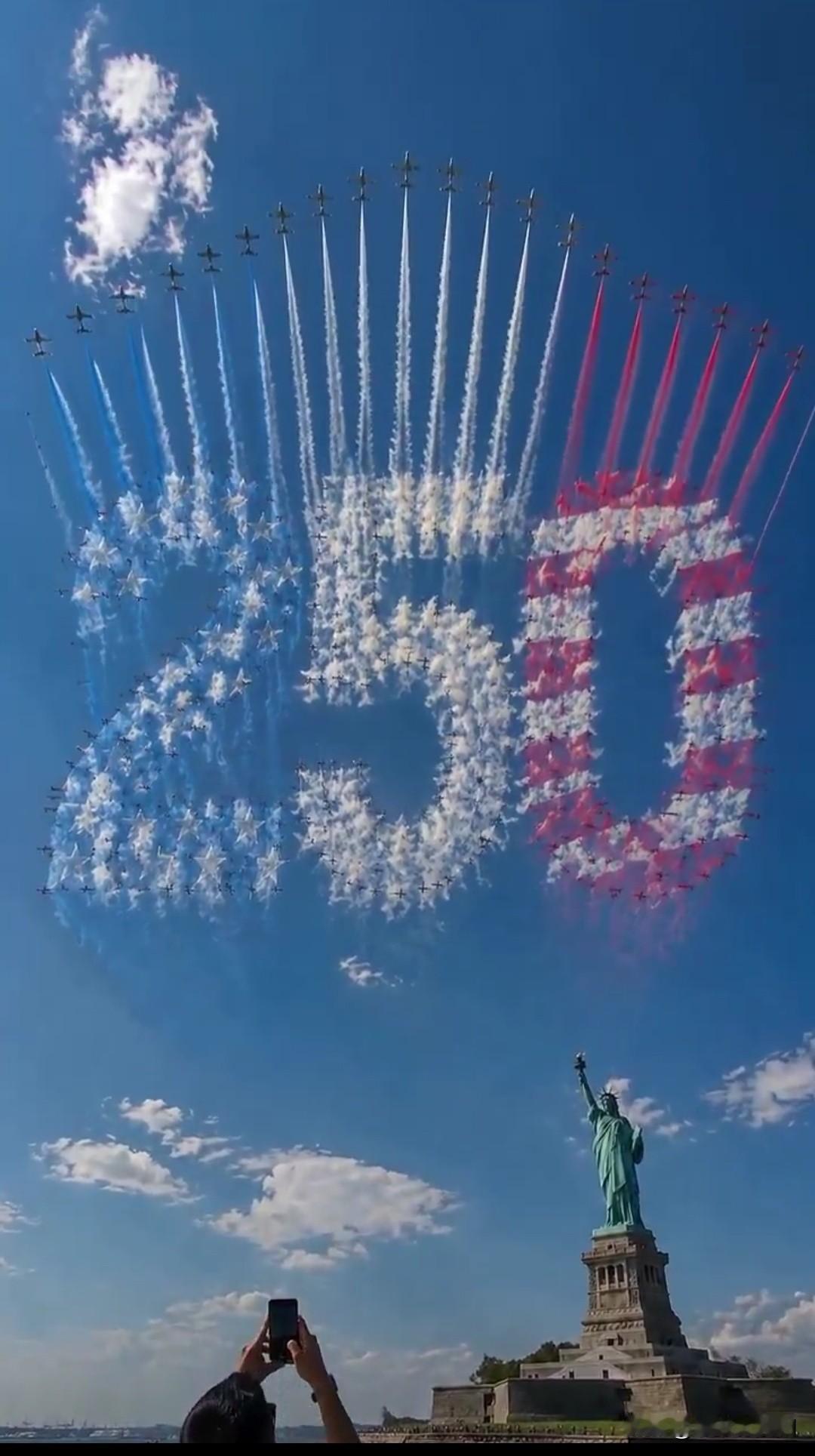 哈哈，这是美国庆祝250周年的震撼画面，其它国家的人看了也许都会感觉很震撼，但是