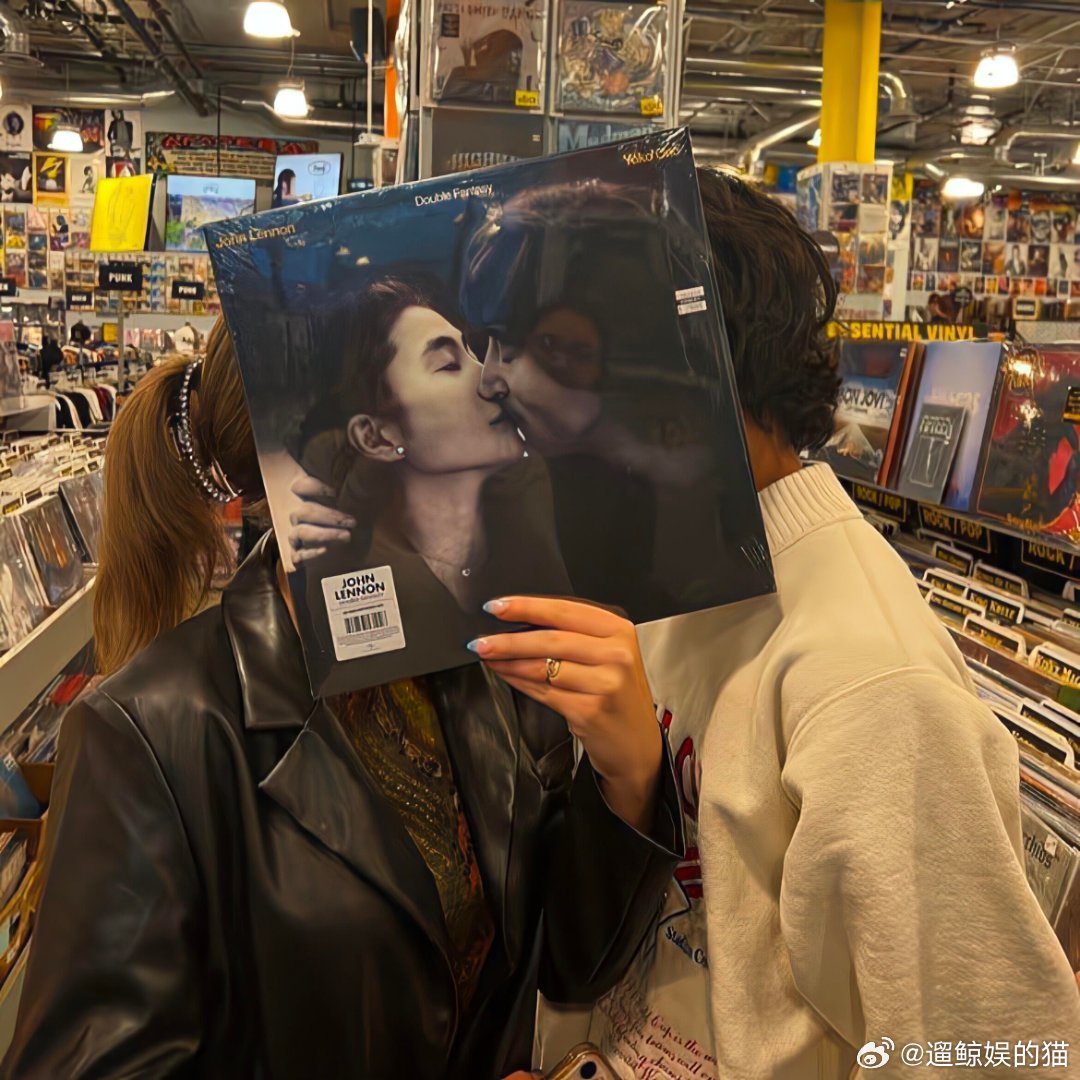 𝙒𝙚𝘾𝙝𝙖𝙩 - 背景图1.“一定会见 就在某天.”2.“庭中三千梨