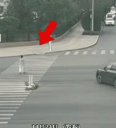 绿灯走斑马线被撞
这不是意外
这是对生命的漠视
 
绿灯亮起
年轻的妈妈推着婴儿