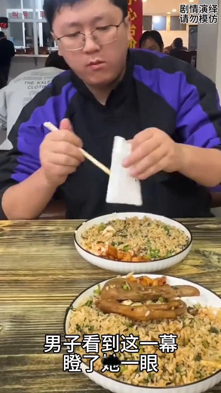 相亲女子给男子夹卤鸭头，谁知他却又夹回去了。
女子第一次跟相亲男子吃饭，只见女子