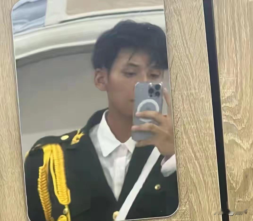 20岁航空大学学生孔德天去世
网友质疑其名字带“天”
曾通过空招飞，喜欢机车，去