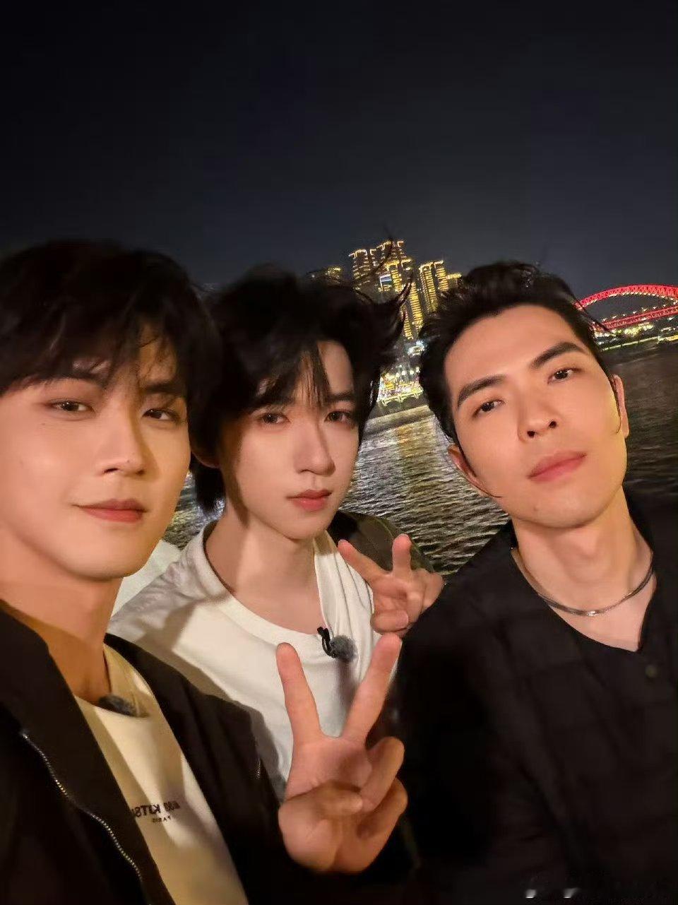沈月陈鑫海贺峻霖合照 6月30日，陈鑫海晒出与沈月、贺峻霖在《五十公里桃花坞》中