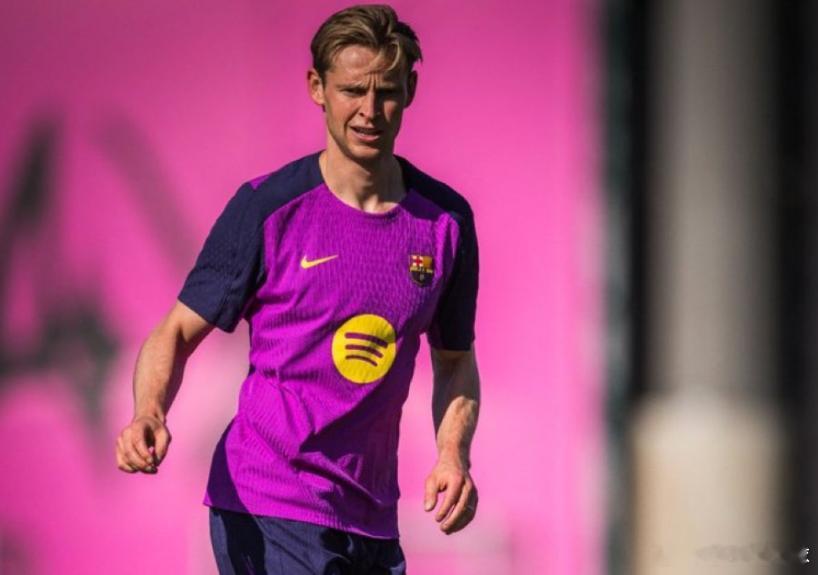 据《世界体育报》报道，在巴塞罗那本周四的训练课上，弗朗基·德容和费尔明·洛佩斯都