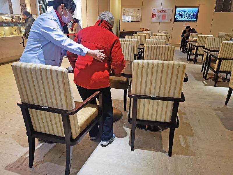 8月25日上海一家自助餐厅发生的事儿，真让人挺来气。两位老人结账离开时，被店员拦