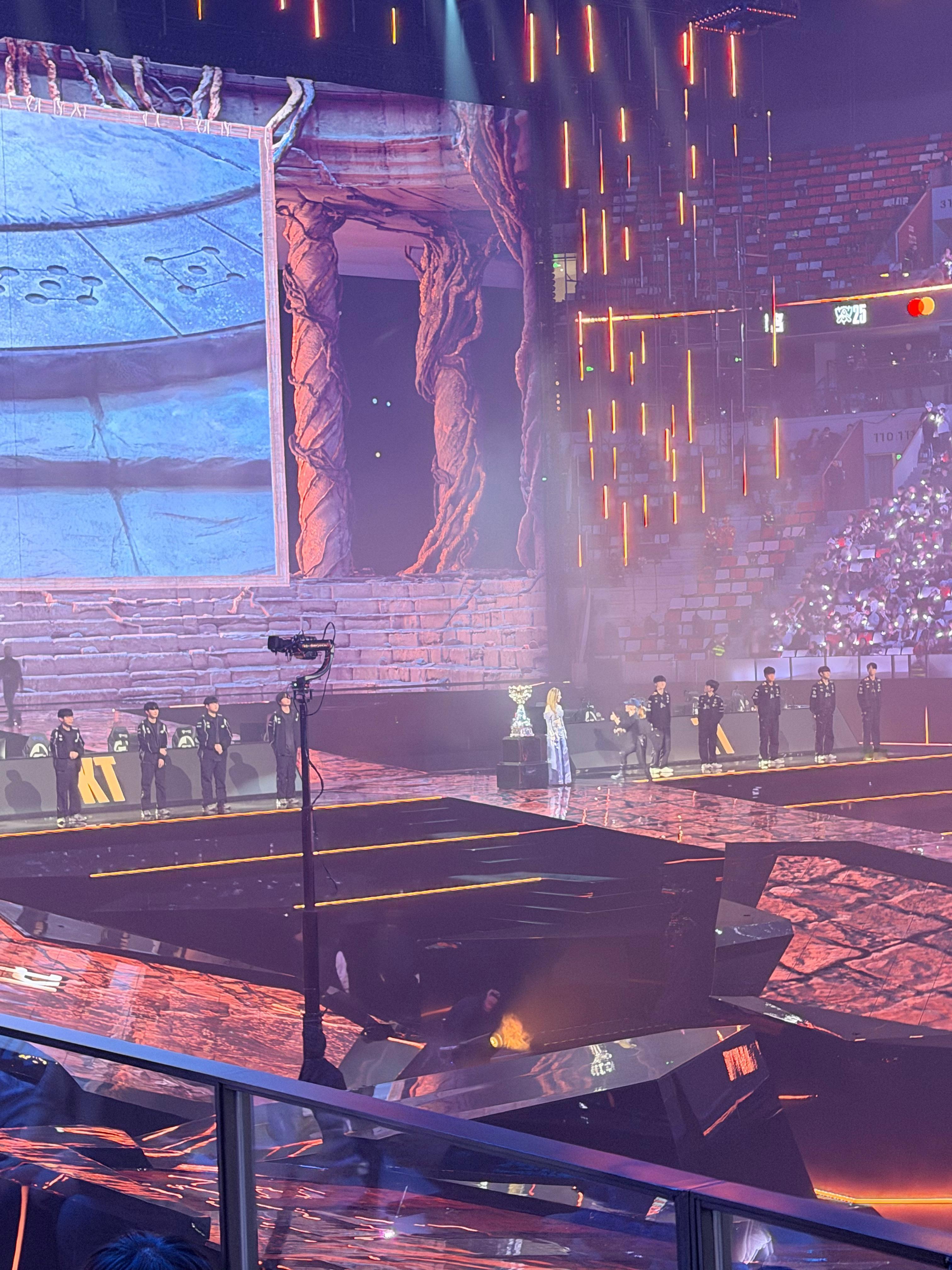 满分位置 直接看见神[揣手] ​​​