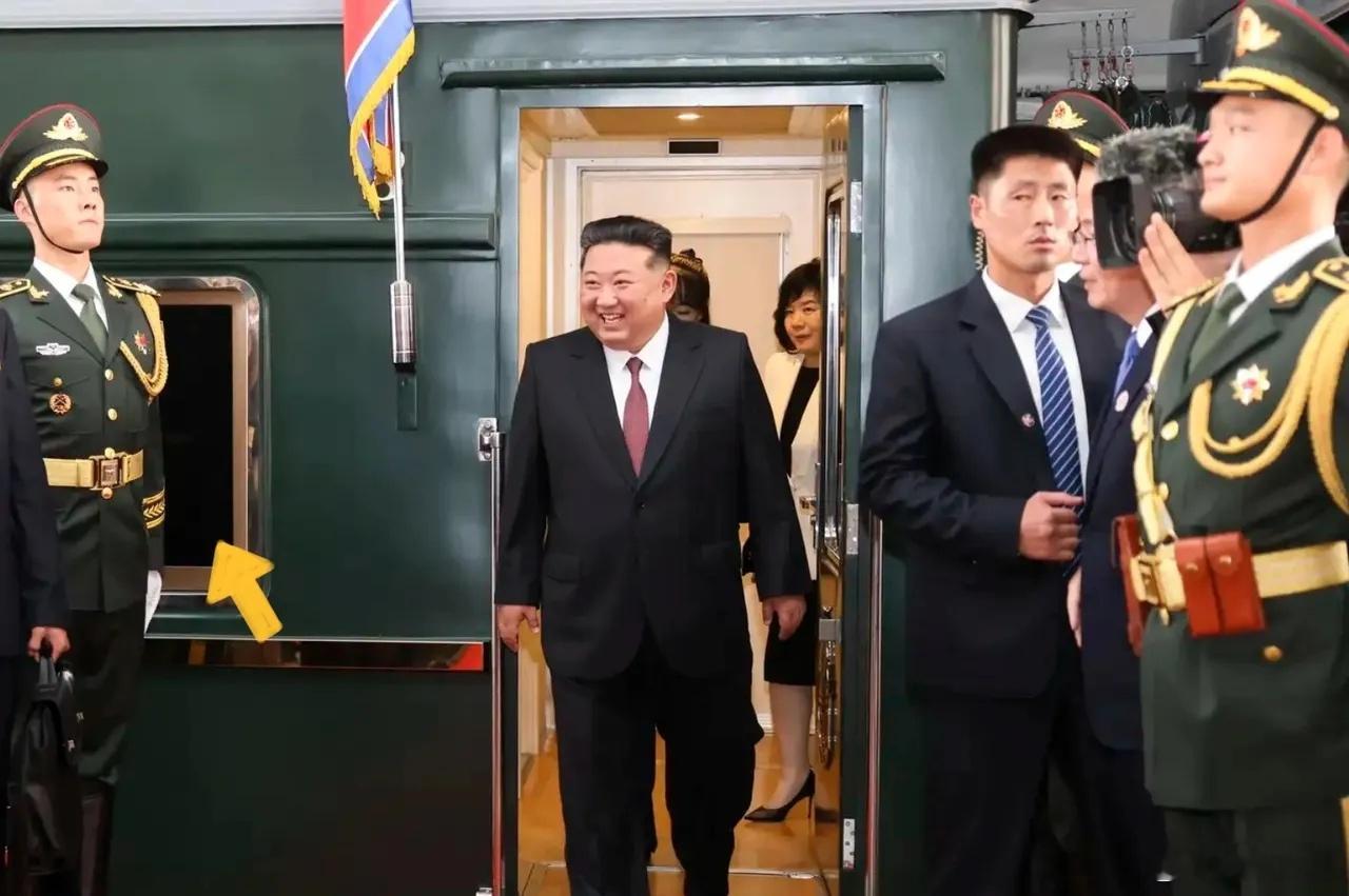 金正恩出席抗战胜利纪念活动9月2日，北京站。金将军一现身，立即成为全世界关注的焦