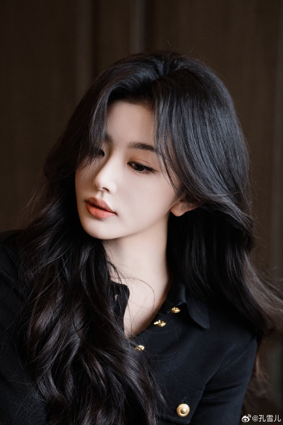 孔雪儿戴个墨镜帅成啥了黑超遮面，发丝微卷，黑金衬衫衬得整个人又A又欲。没有滤镜是