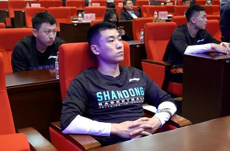 山东男篮管理层过多干预比赛，而高诗岩也是最大的受害者之一，如果山东队管理层问题不