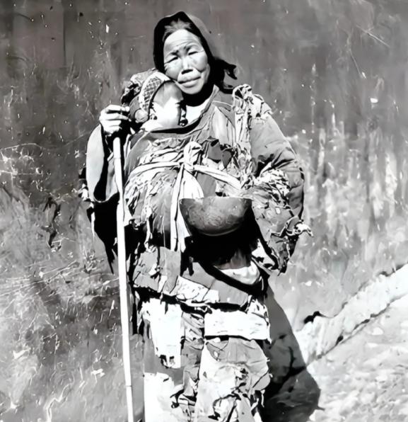 1949年7月，湖南平江刚解放没几天，县委大院门口来了个特殊的女人，她穿得破破烂