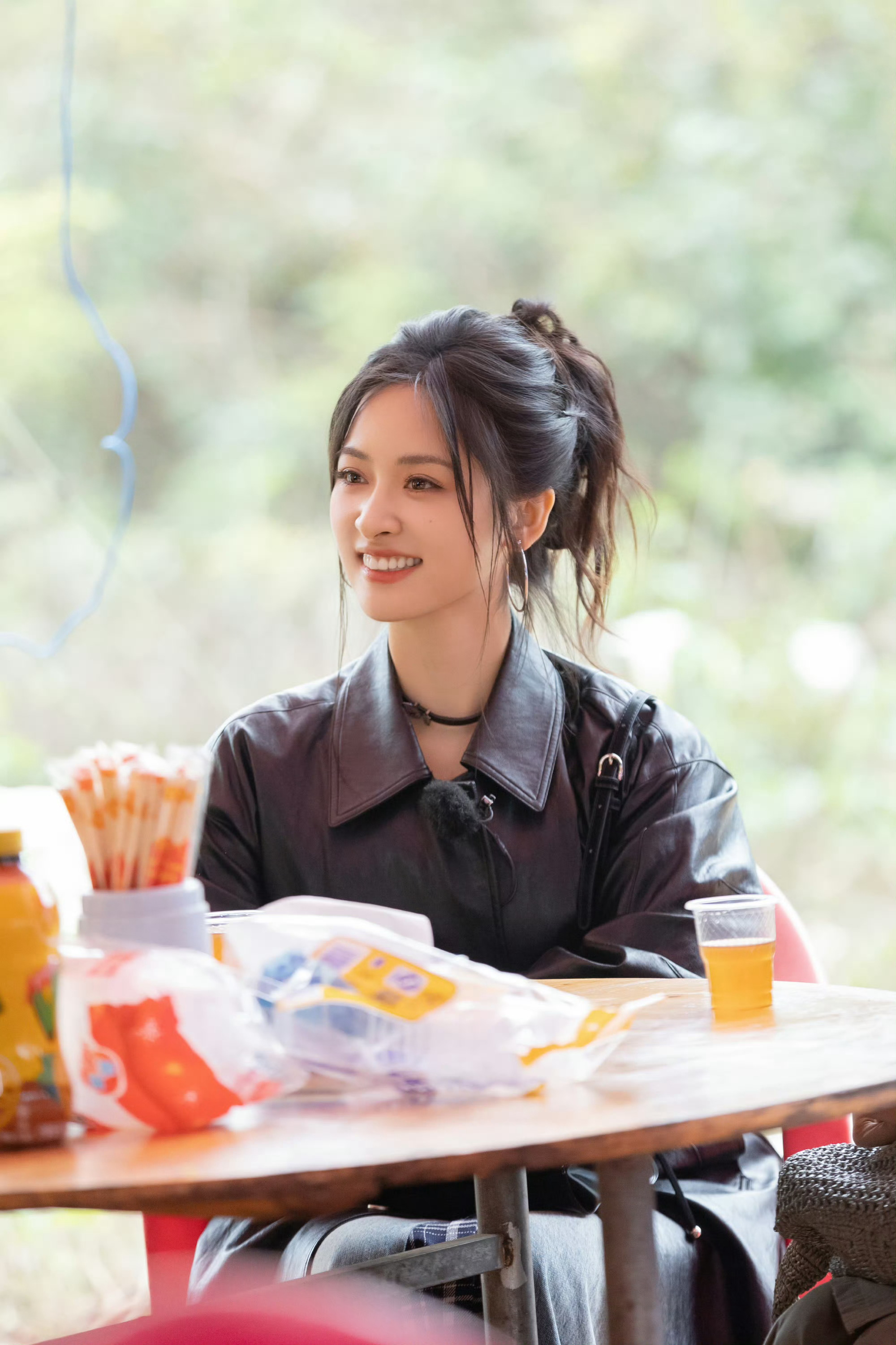 沈月持证上岗 沈月是真的拿到结业证书持证上岗的，看到泽林打扫客房，要求必须使用五