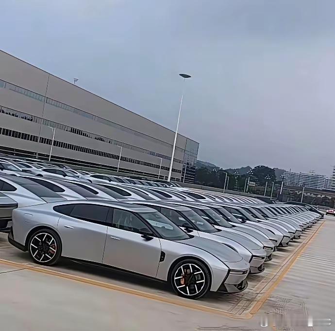 鹏子停车场里全是全新的P7小鹏走上快速的上升通道后信心大增，G7 P7都在疯狂的