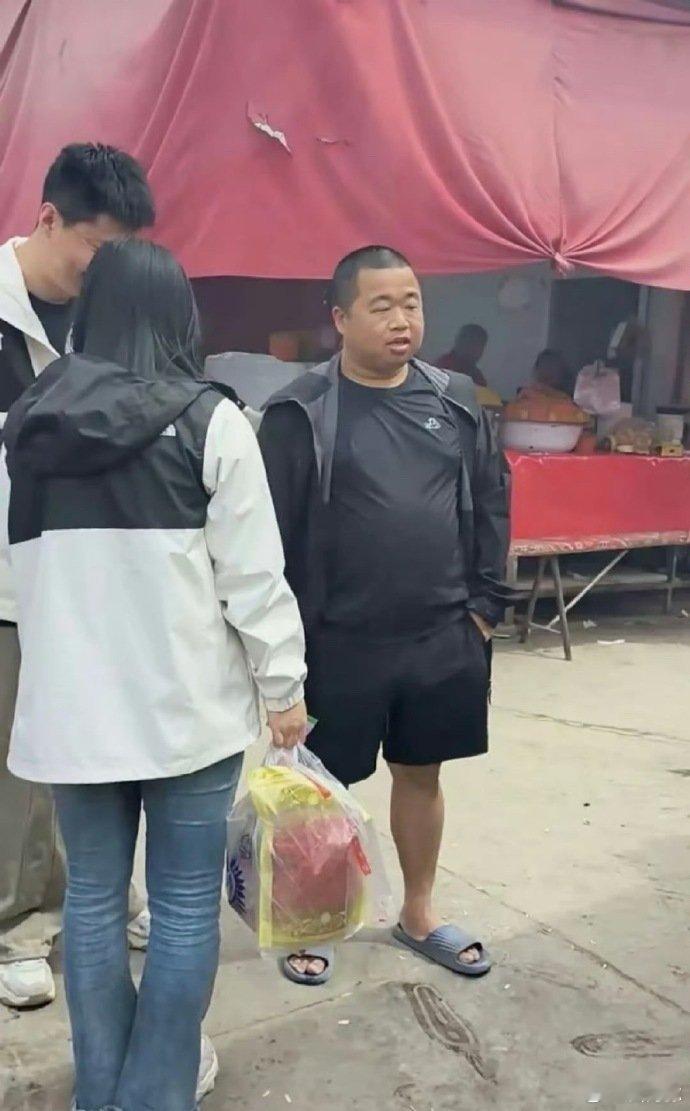 抖音户外主播蓝战非，身价过亿，但其长相和打扮足以骗过全球所有的绑匪。[哈哈] ​