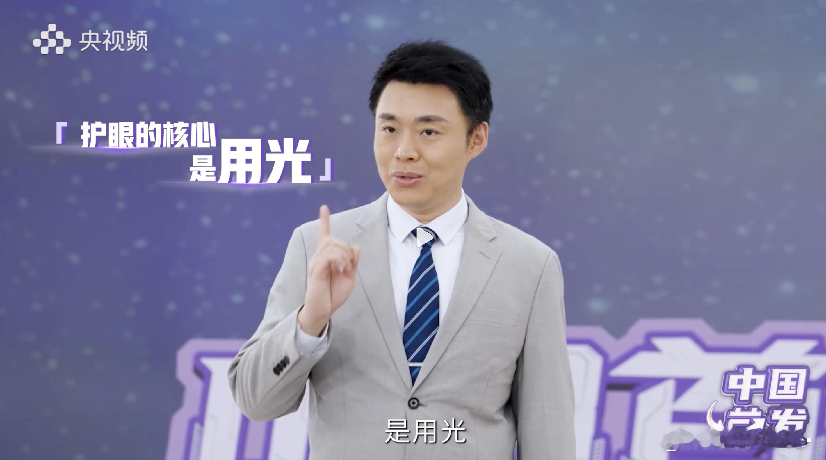 给孩子选写作业的灯，到底看什么？陪娃写作业救星终于来了阴天下午屋里暗暗的，灯倒是