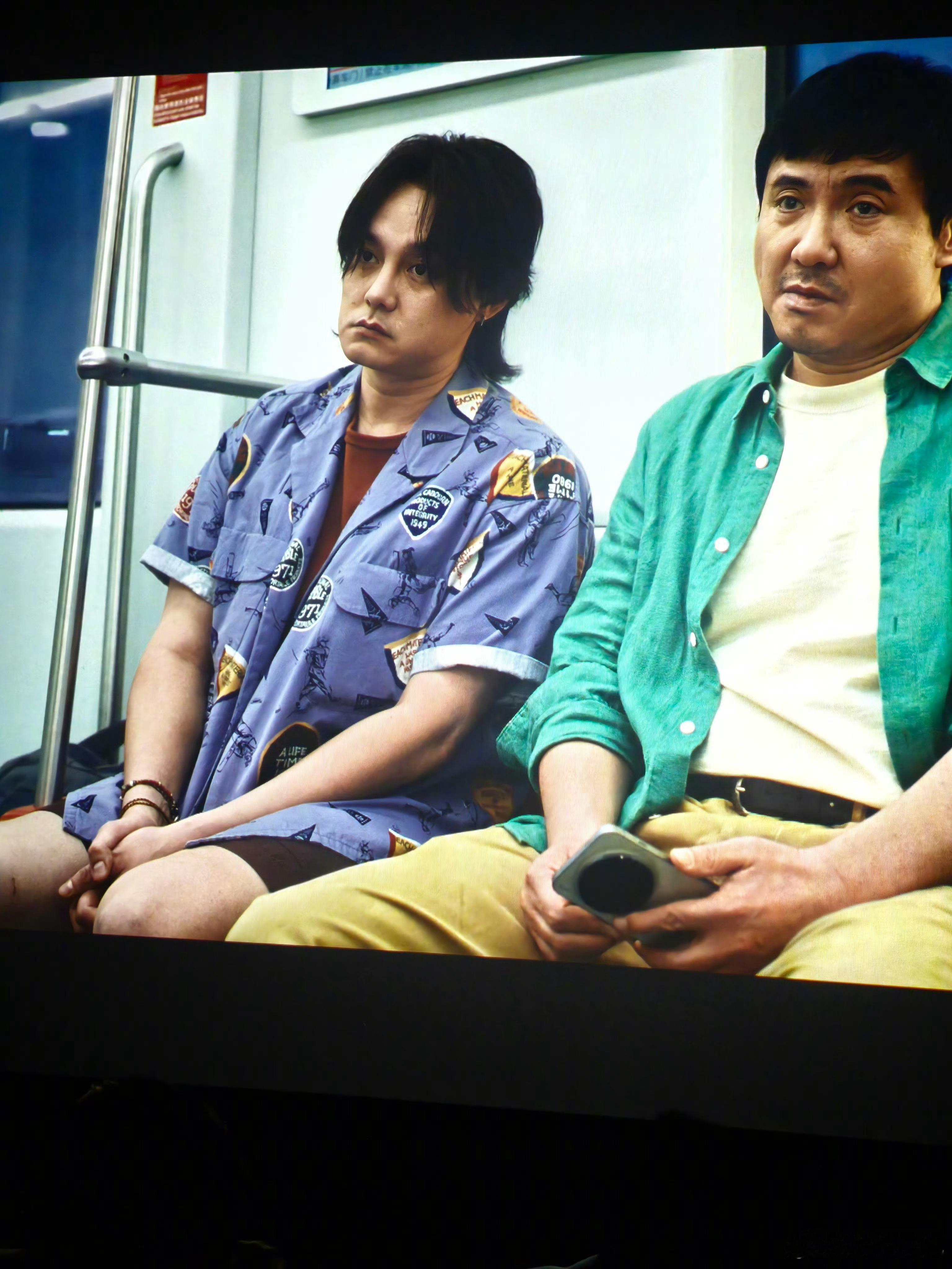 飞驰人生3中，张弛的这个手机应该是vivo X300吧？大家帮我看看vivo