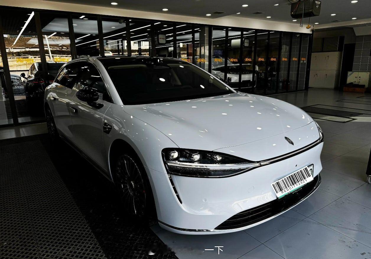 你还别说，享界S9T贴个白色的车衣还挺好看的，我总感觉鸿蒙智行的配色还是太少了