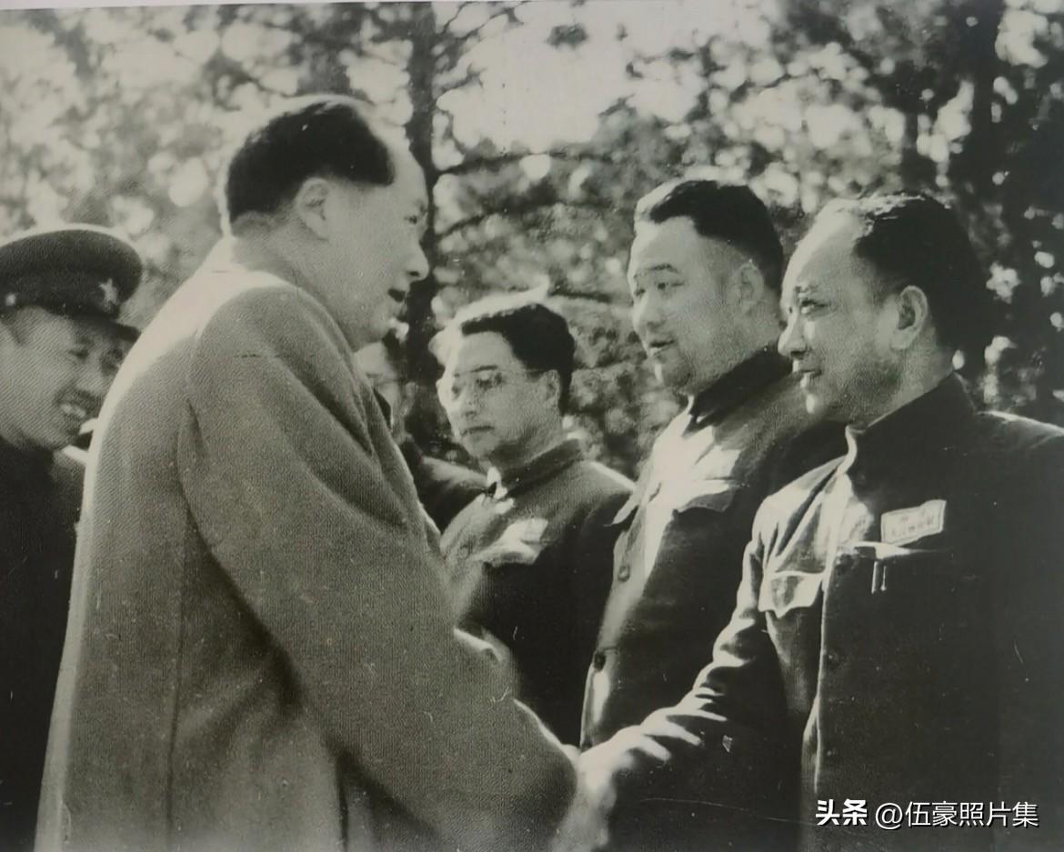 1956年1月，毛主席在南京军事学院视察时，接见院系干部，与孙继先握手。孙继先时