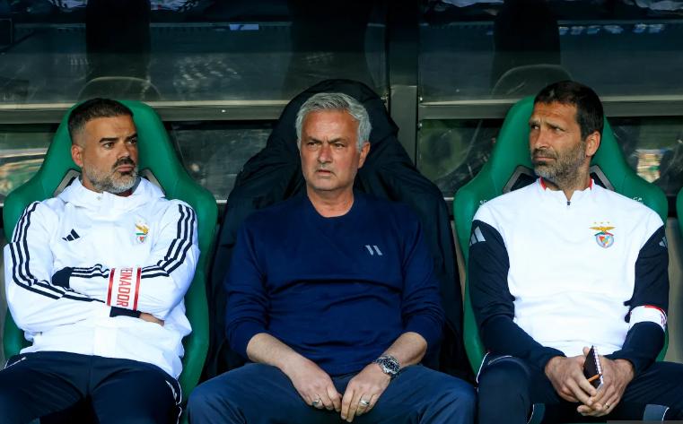 前切尔西后卫胡特谈穆帅：我爱穆帅，他是英雄，但是目前不在巅峰期。
最近，前切尔西