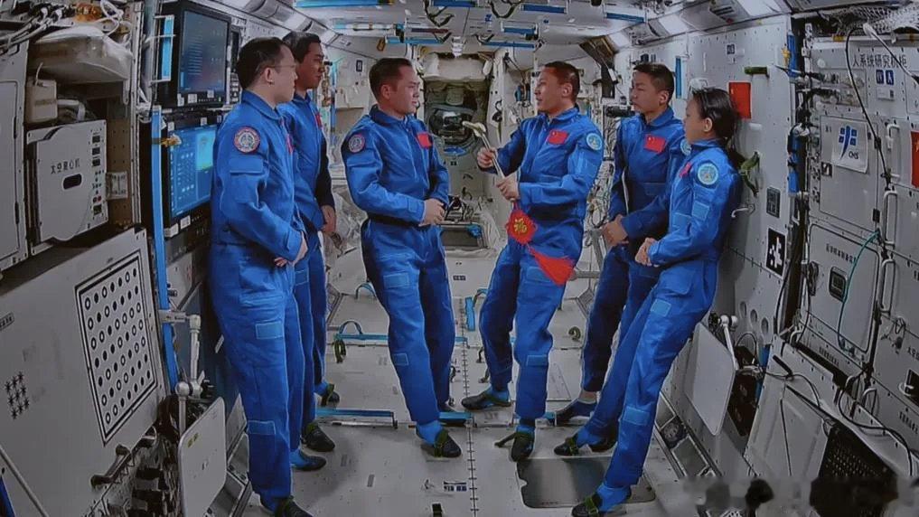 【神舟21号~神舟23号航天员乘组完成交接】神舟二十一号和神舟二十三号航天员乘组