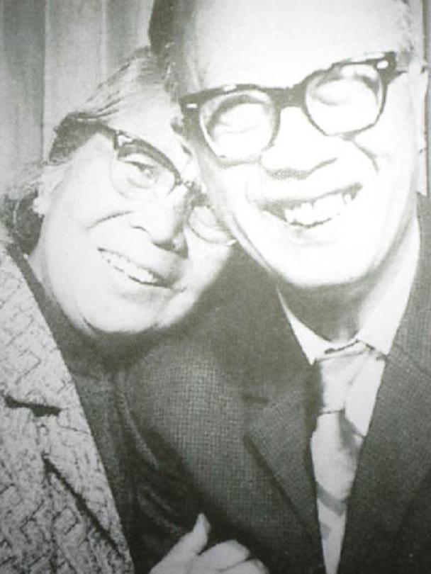 1974年，梁实秋和妻子程季淑去西雅图市场购物时，程季淑发现丈夫的鞋带松了，于是