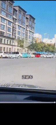 老头乐路口上演无人驾驶，自行原地转圈横冲直撞
女子把老头乐停在十字路口路边，下车