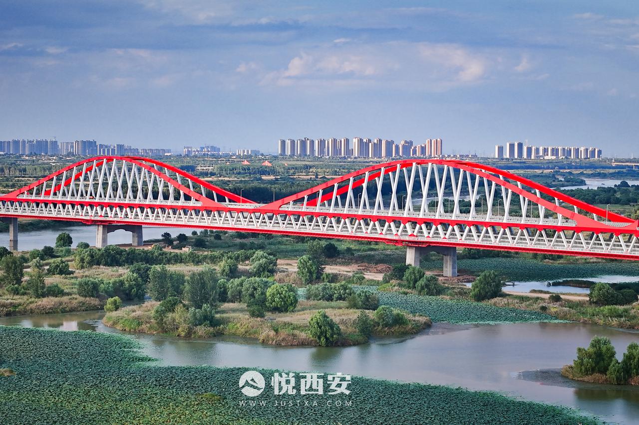 曾创造多个工程“第一”的泾渭河公轨合建桥，其下层地铁部分已投用近两年，但上层连接