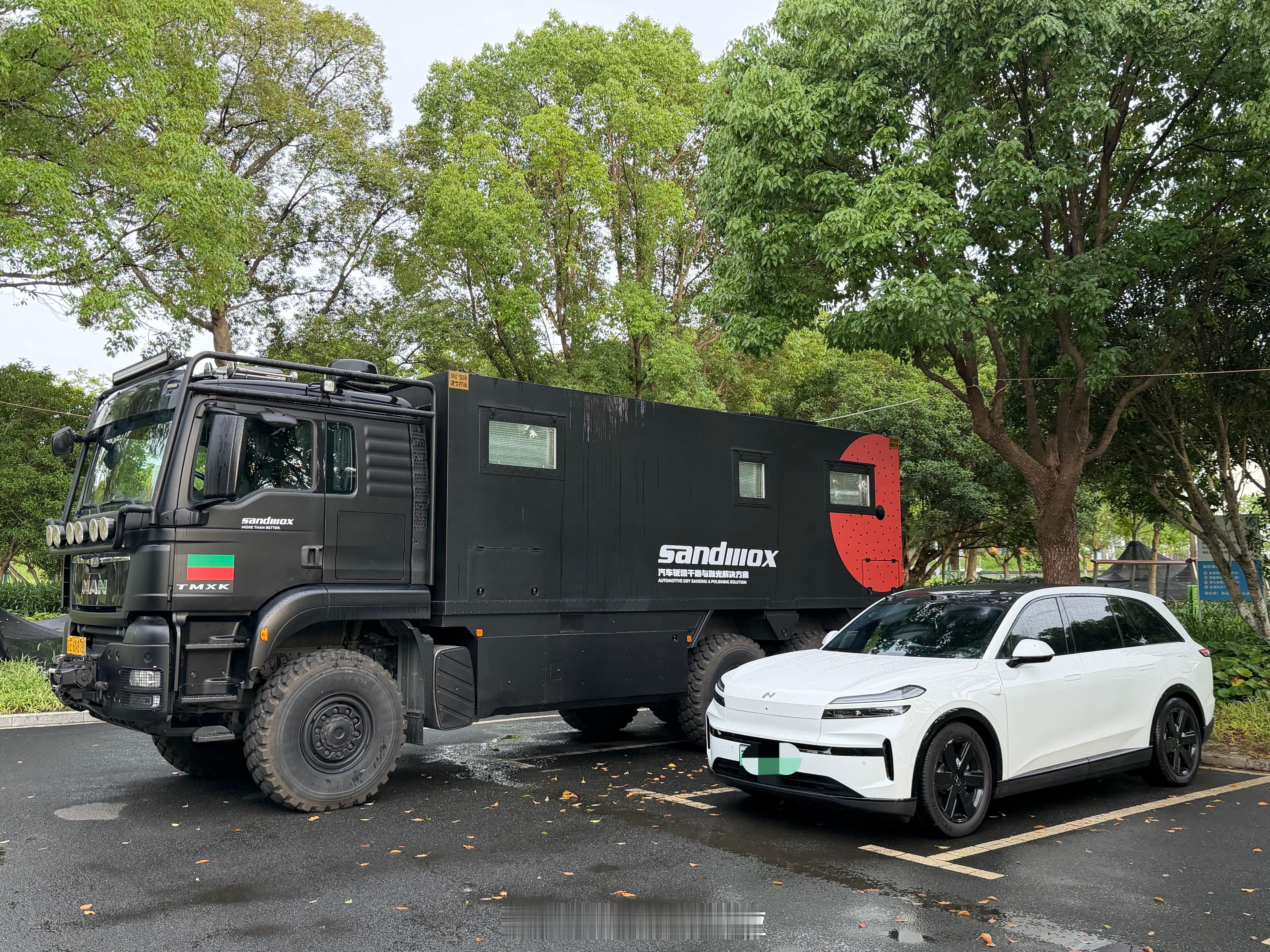 620万的重型越野房车阿莫迪罗，和26万的智能双舱小房车乐道L80，在一块能擦出