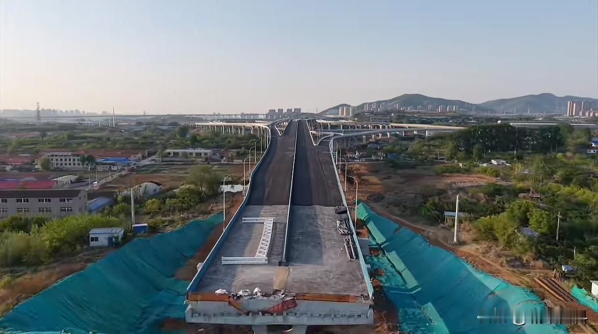 烟台的高架快速路修的越来越多了，图为港城西大街互通立交与德润快速路的进展，看这局