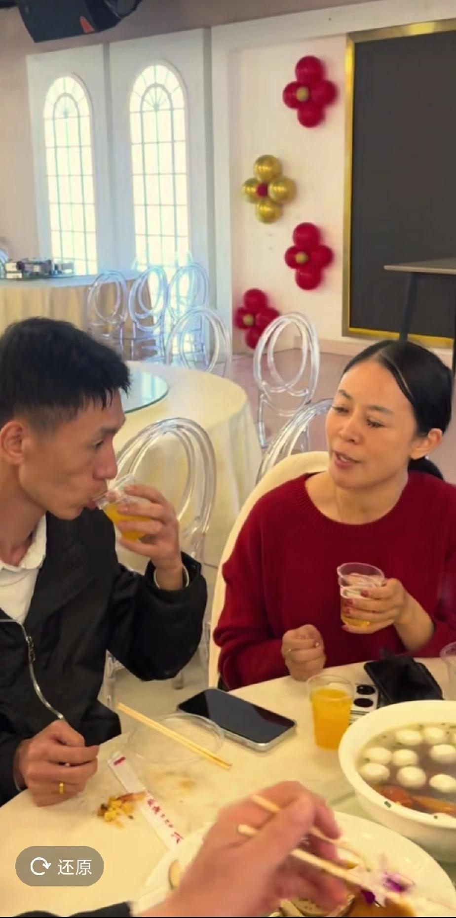 李鑫和姐姐李林终于团圆，酒桌上，姐姐跟弟弟聊起家常，说弟弟现在还年轻，再生个娃姐