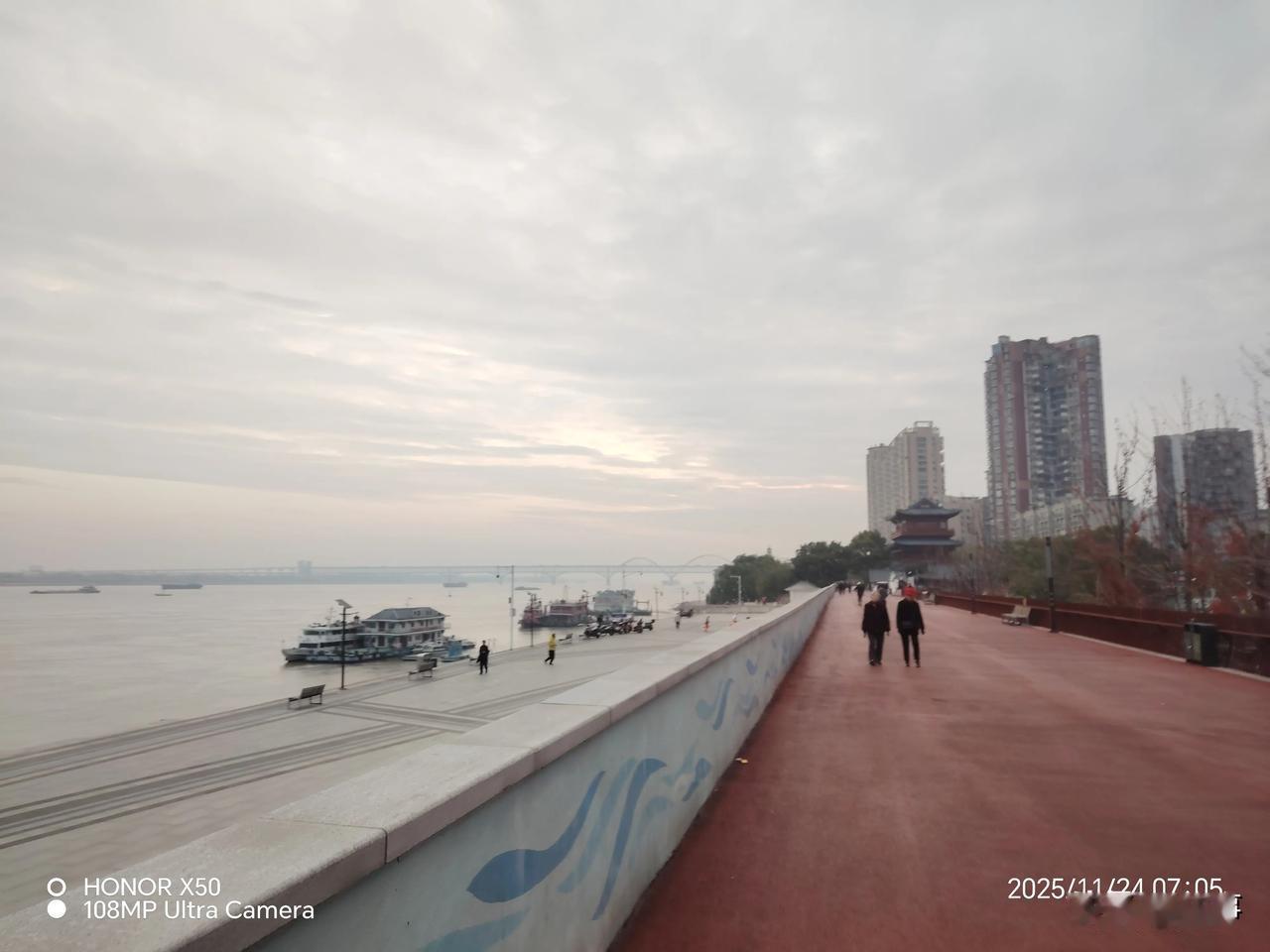 奋进江城共筑新篇11月24日长江岸边晨练