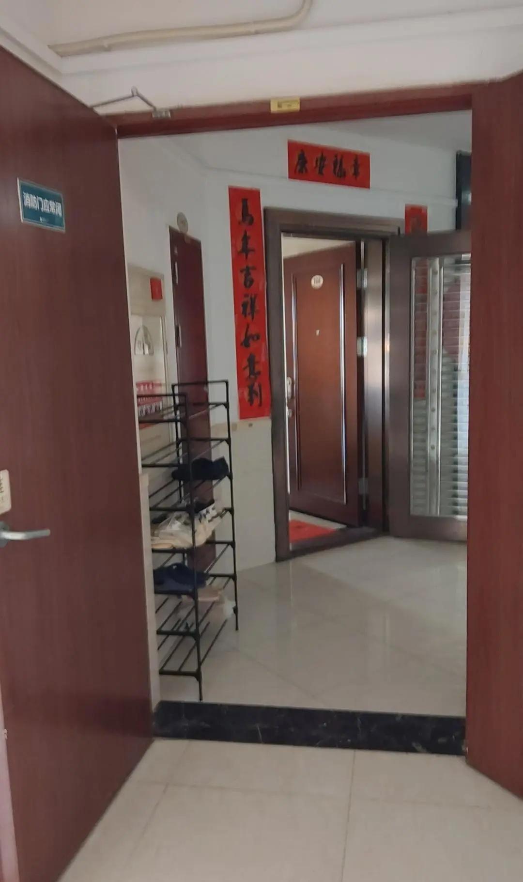 遇到这种邻居，该怎么解？
把他家的鞋架放在必经之路，请问有什么好的方法让他把鞋架
