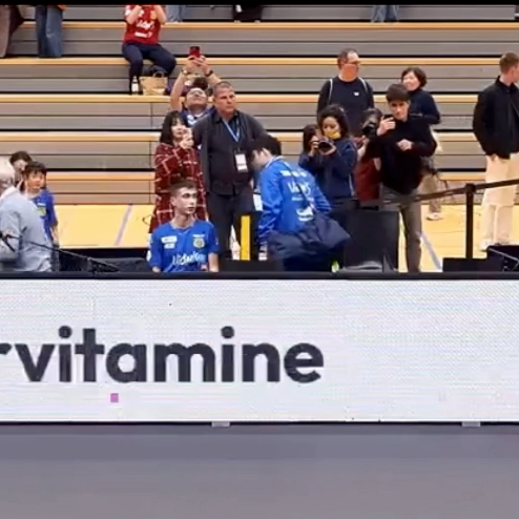 哎呦 拍拍小队友的肩膀安慰一下樊振东一单两分