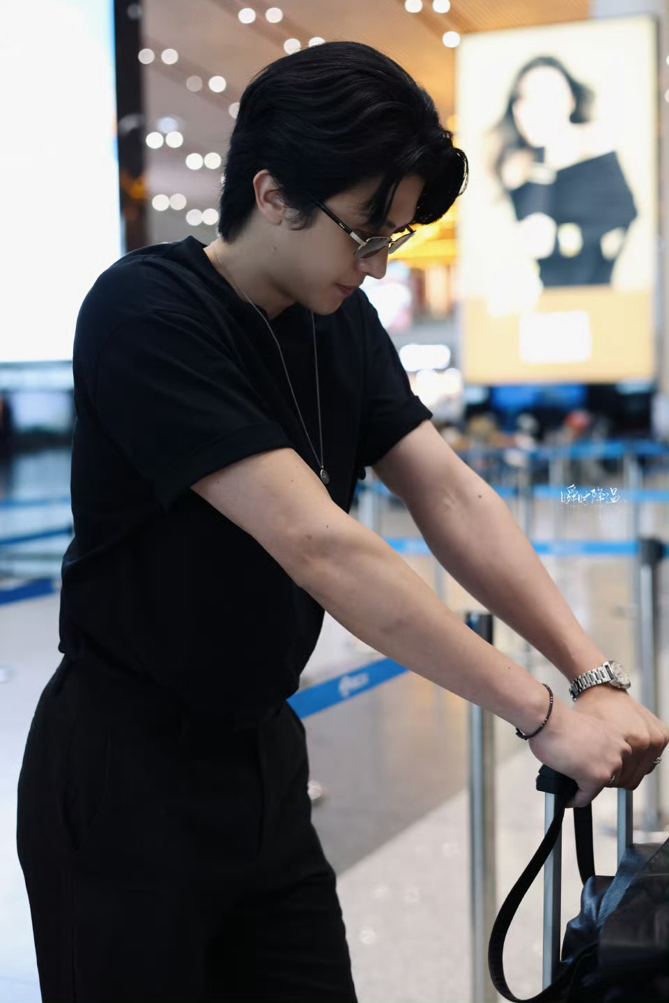 衣服没换就喝酒去了 爸爸你真的是👍 