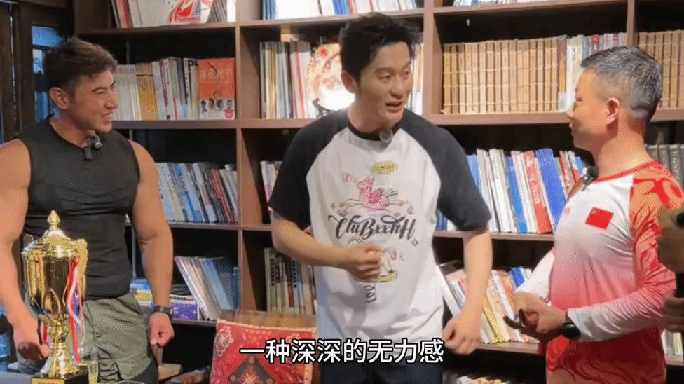 李晨聊跑男龙舟赛经历李晨现身湖南湘西凤凰古城谁能想到力气满满的李晨，划龙舟也会束