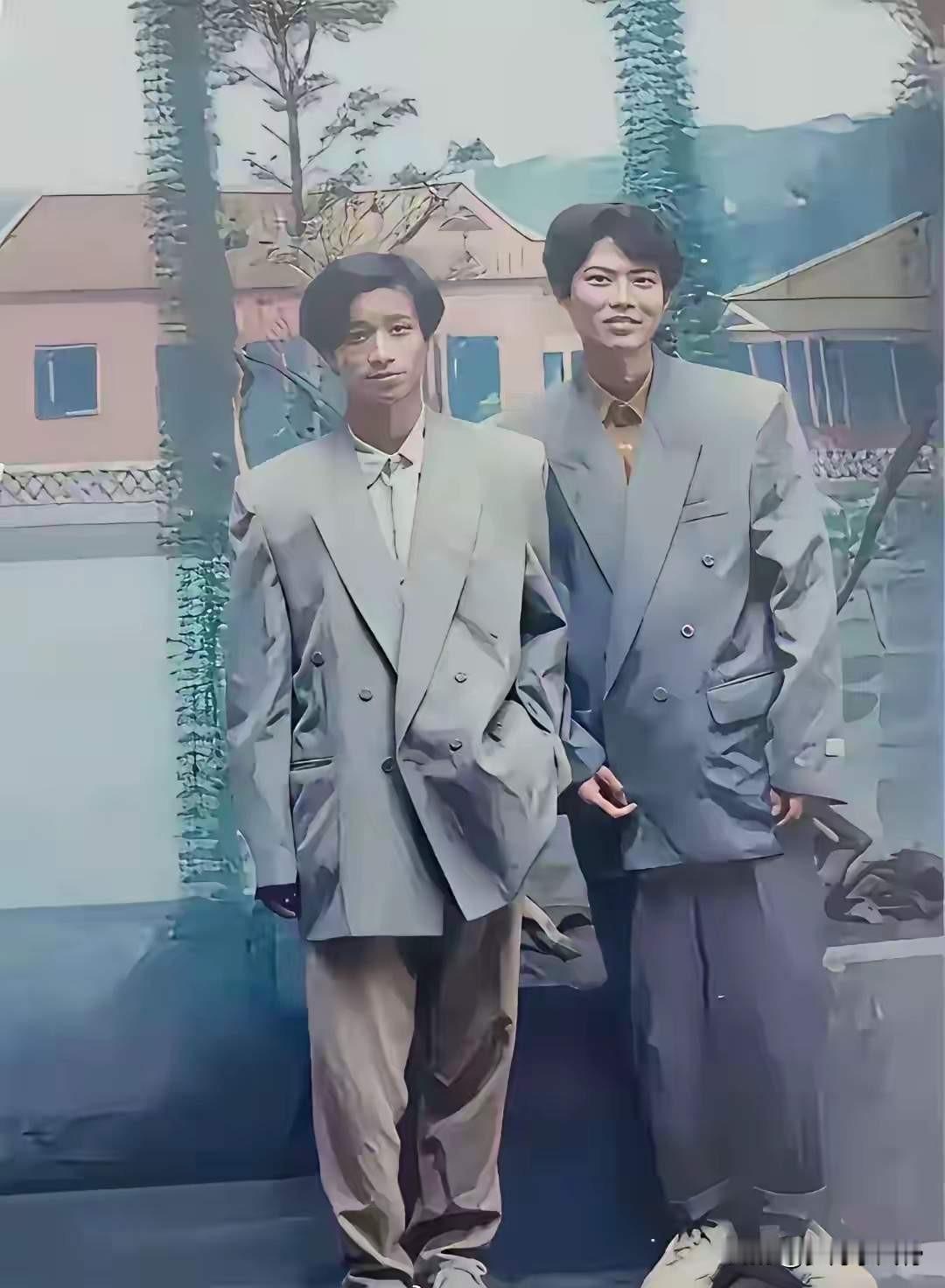 你发现没？
现在街上穿西装的男人，简直比大熊猫还稀有。
 
以前那可是标配，西装