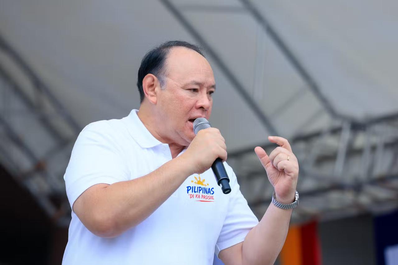 本周三，菲律宾国防部长特奥多罗再度渲染”中国威胁“，他将正常中菲汉语文化交流政治