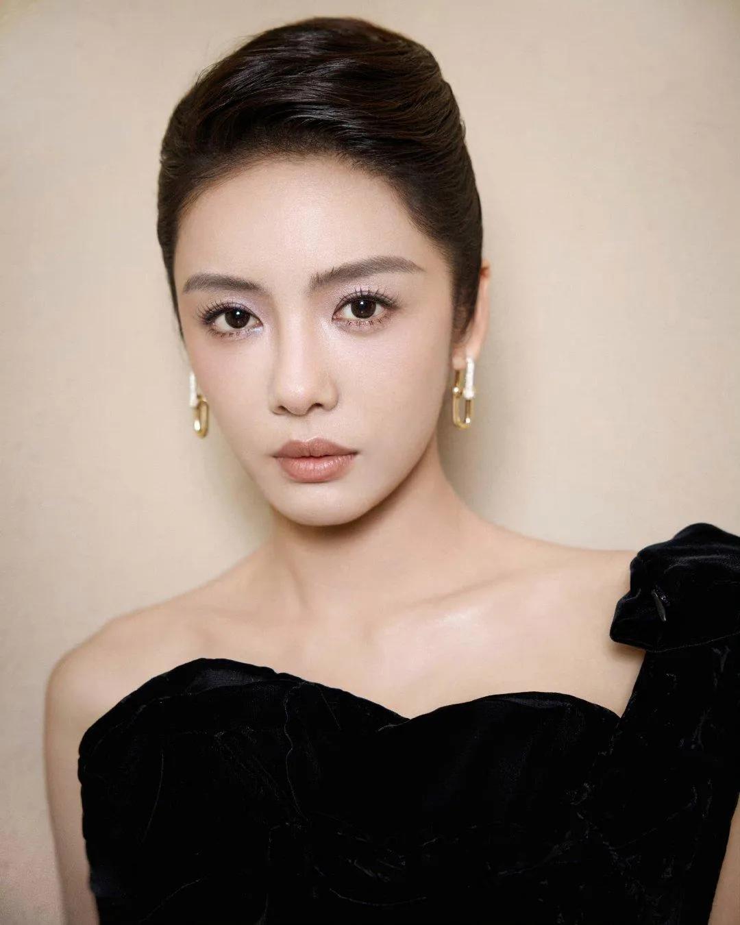 蔡文静这套黑色礼裙好端庄大气，尽显她优雅气质，高贵而不失亲和力。