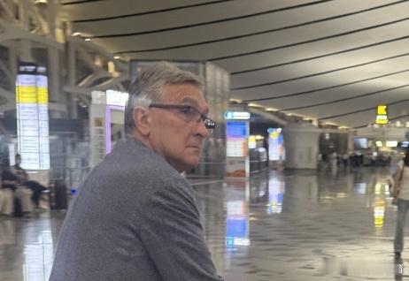伊万被解雇后凌晨乘机离开中国这真的是双方一分钟也不想多看一眼了啊。。。话说，这前