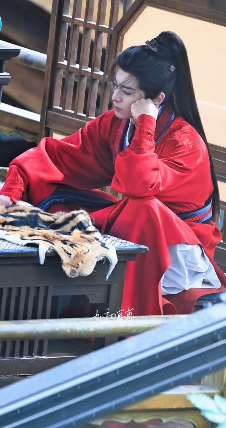 红衣俊美小侯爷王鹤棣将门独后红衣路透