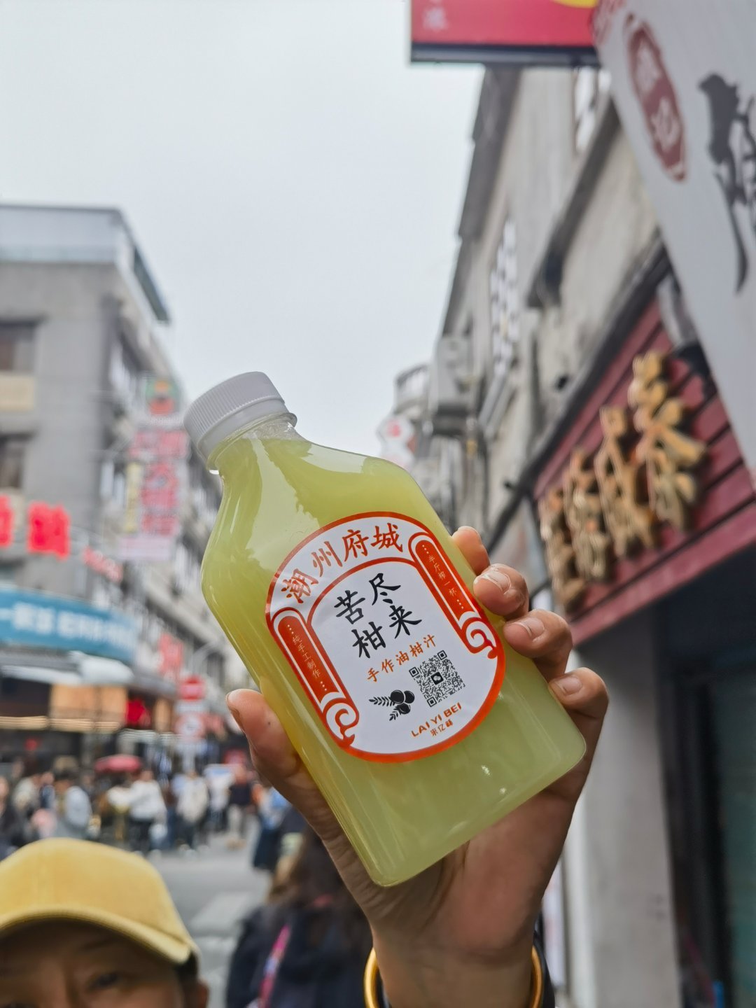 *在路上*虾蟹砂锅粥，咸鲜，滚烫，舒服...蚝仔烙，蘸着鱼露，恰到好处...油柑