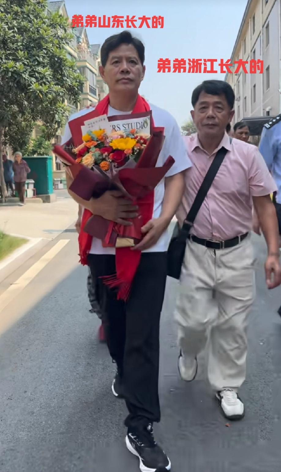 亲兄弟长得一模一样，
弟弟从小在山东长大的，
哥哥从小在浙江长大的，
弟弟比哥哥