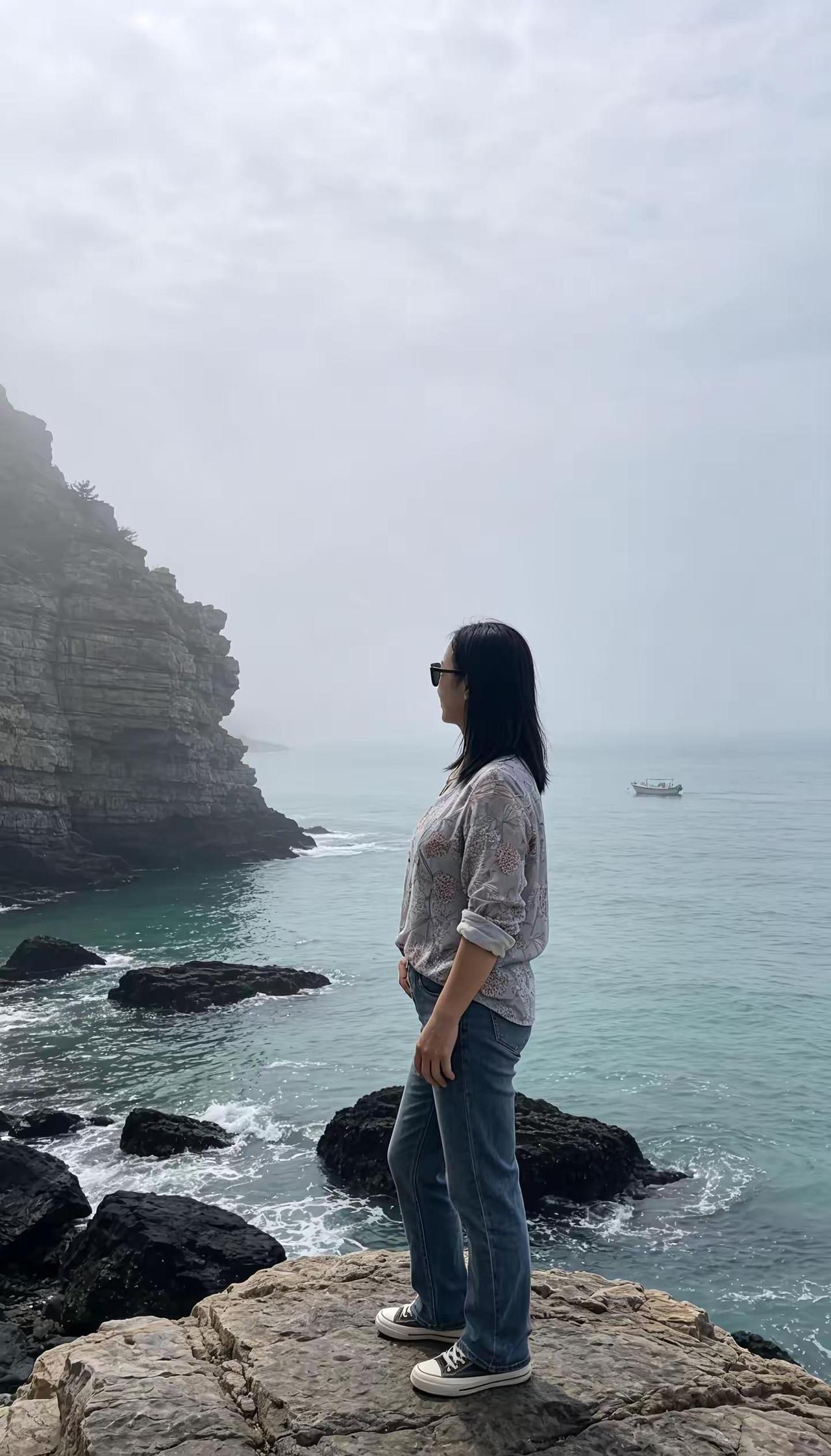 站在海边望着蓝蓝的海水，心里突然变得特别平静。不想再纠结那些过去的事了，就安安静