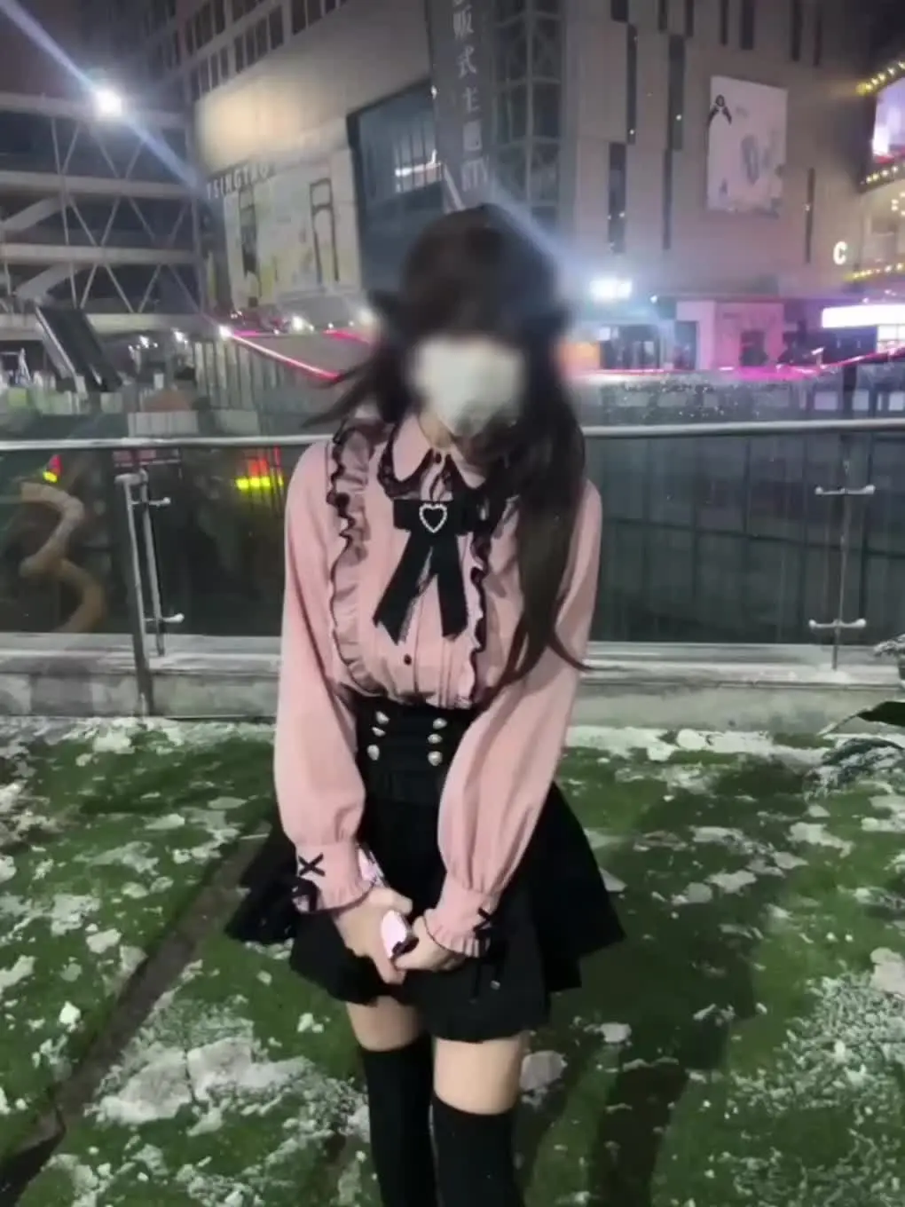 今天下雪了！第一次一起看雪😆 本来准备和她一起出金木和董香，可惜我的...