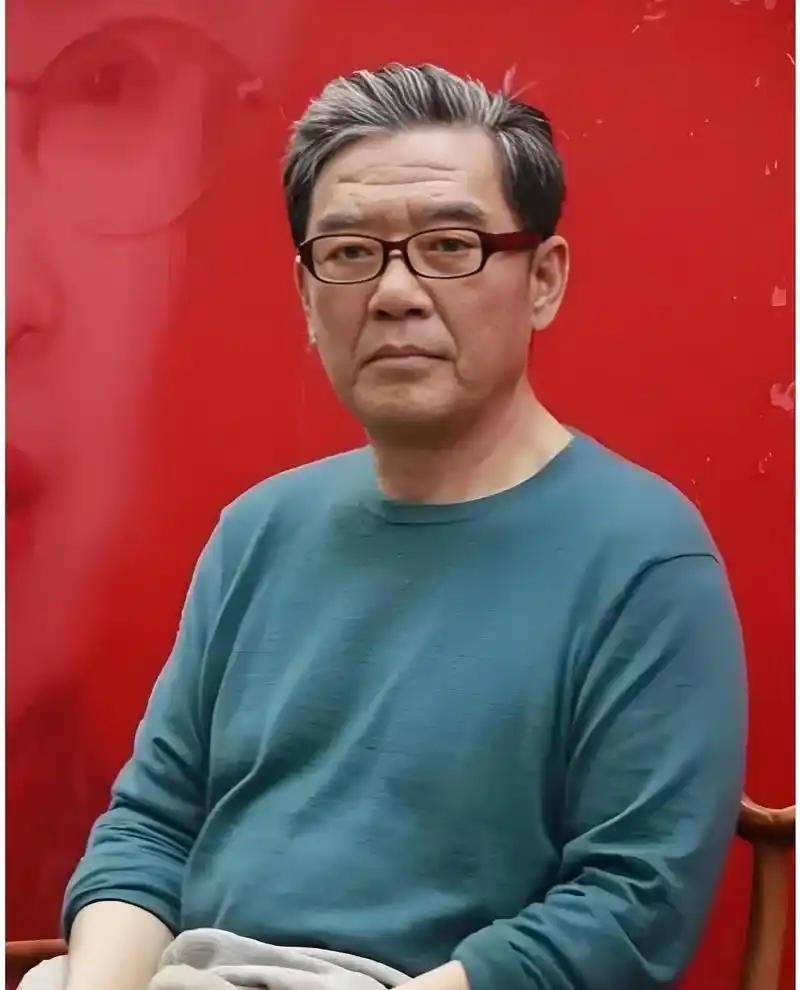 1989年，李立群成名后，父亲试探性的对他说：“其实在河南老家，你还有一个同父异